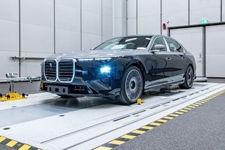Němci rozjeli výrobu nejluxusnějšího bavoráku současnosti. Auto vzniká tři dny, pracují na něm švadleny i roboti - Garáž.cz